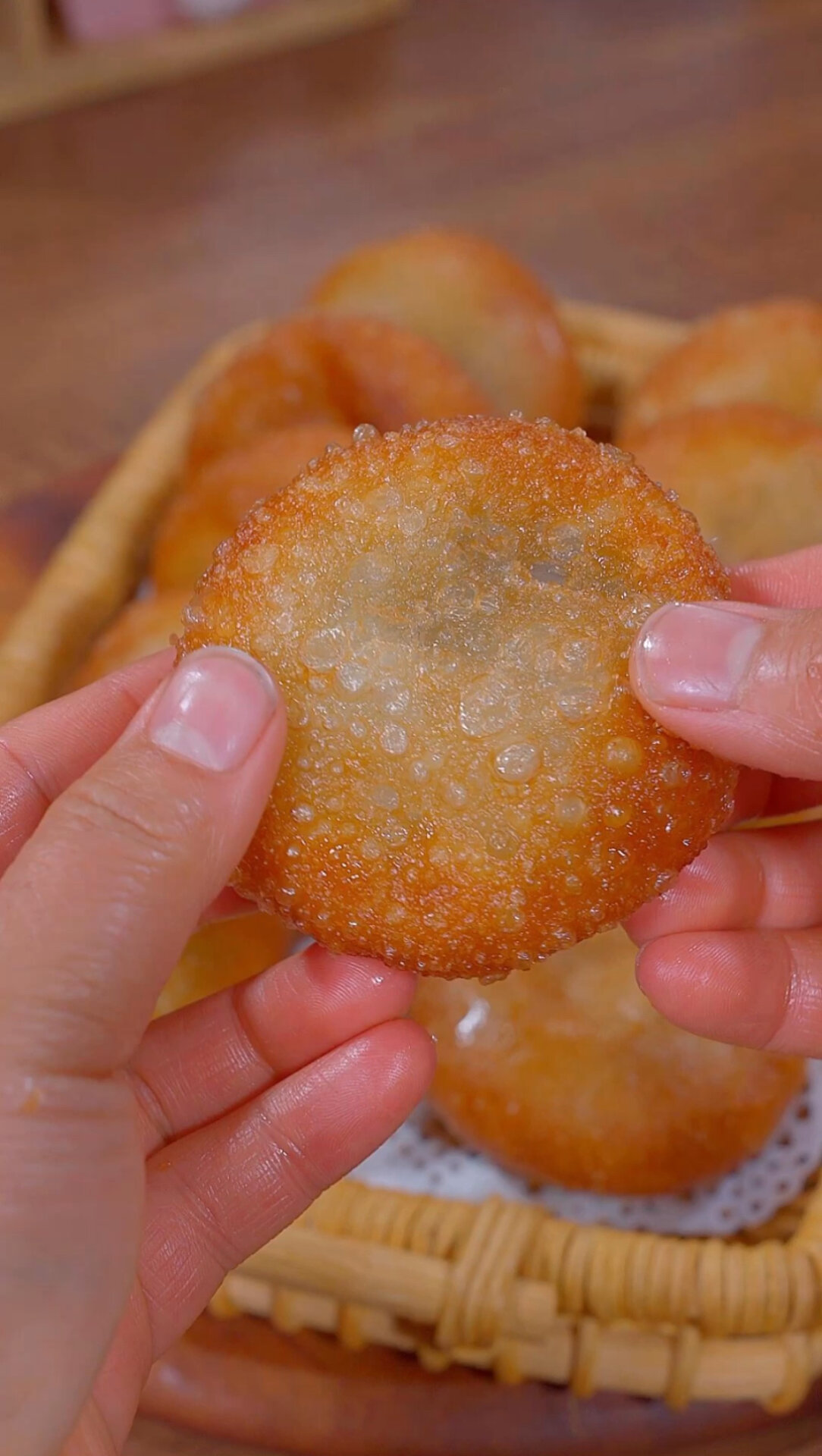 上次的油炸糕大家都很喜欢,今天分享一款可以出摊的脆皮糯米糖糕的做法~