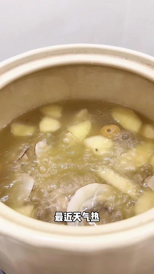 夏日清热润燥汤雪梨海底椰排骨汤