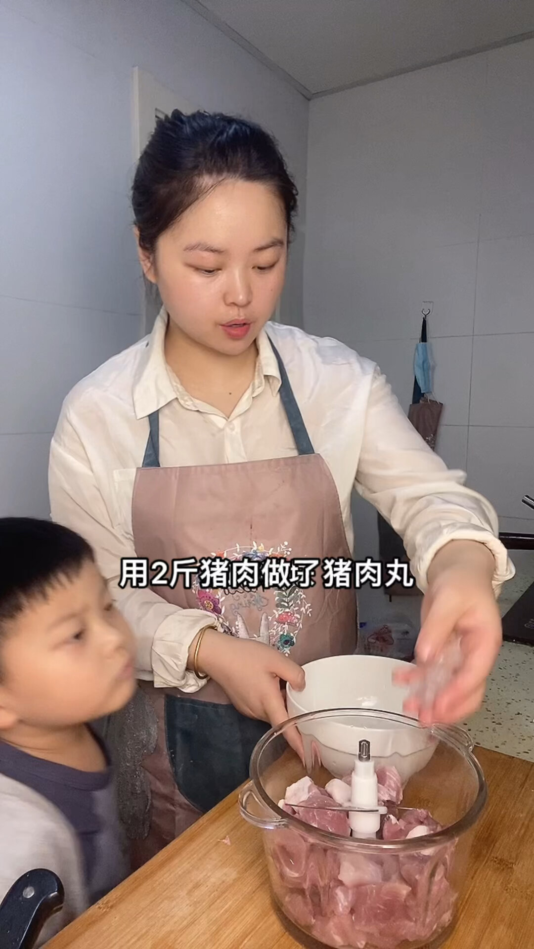 自制猪肉丸用2斤猪后腿肉做了一锅丸子Q弹劲道大家可以试一下