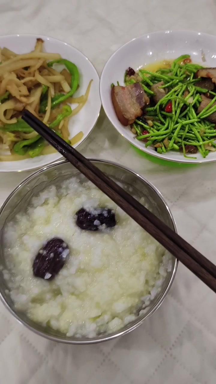 祝一起共进晚餐的她情人节快乐!???? 情人节 美食 家常菜 腊肉炒泥蒿