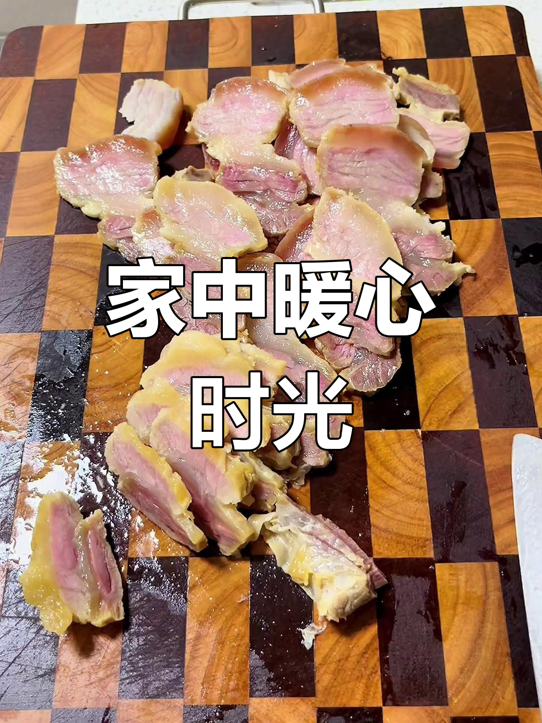 寒冷的季节,一家人围坐吃锅仔咸肉,温暖又简单