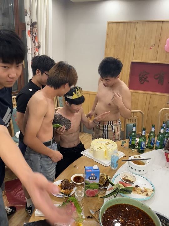 俺兄弟只想吃个蛋糕