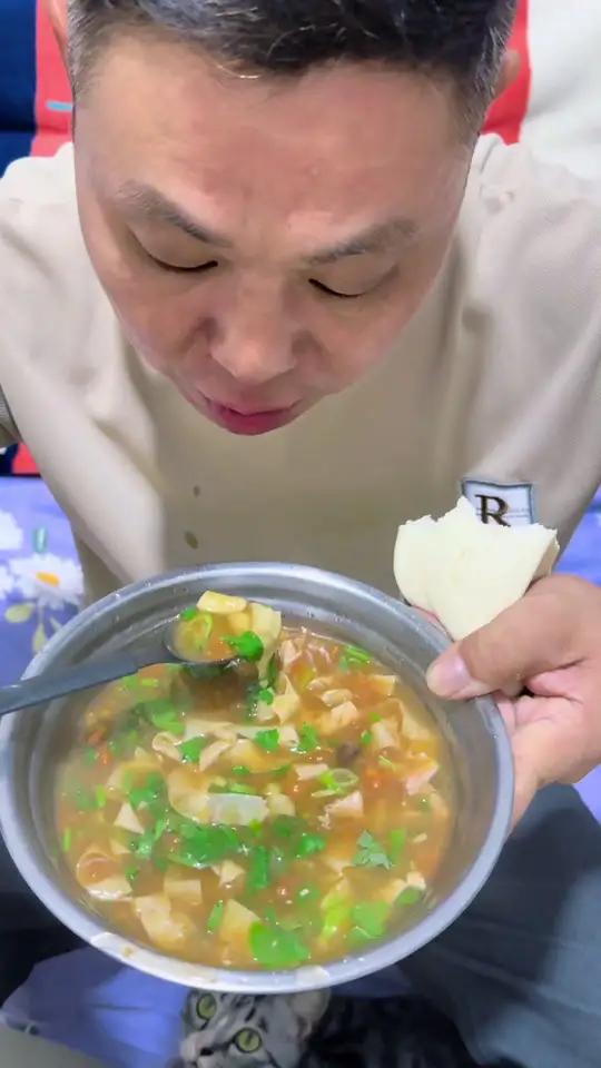 河南正宗的逍遥镇老杨家胡辣汤美味可口，还原了实体店的味道。