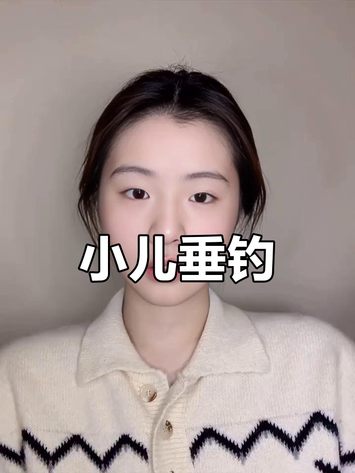 小孩专心钓鱼,路人问路却不敢应答,生动展现童趣与专注