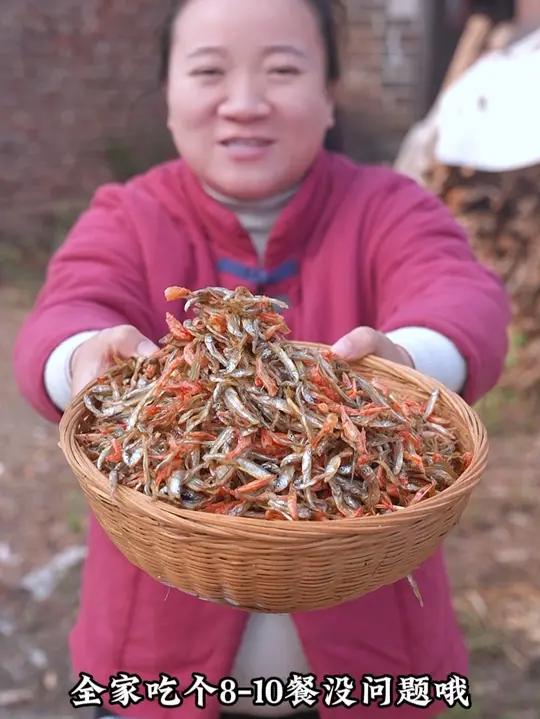 这就是我们湖南的小鱼小虾,做法也很简单,下酒又下饭