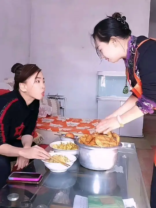 女子制作油炸面食上桌共享美味时刻