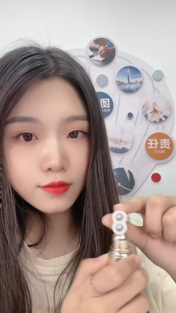 鱼子酱精华眼霜,改善肌肤细纹