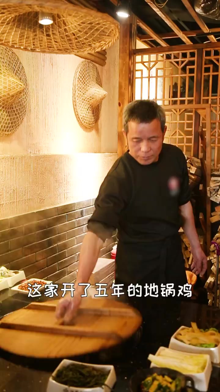 灶台当饭桌,地锅鸡和地锅鱼让人眼前一亮