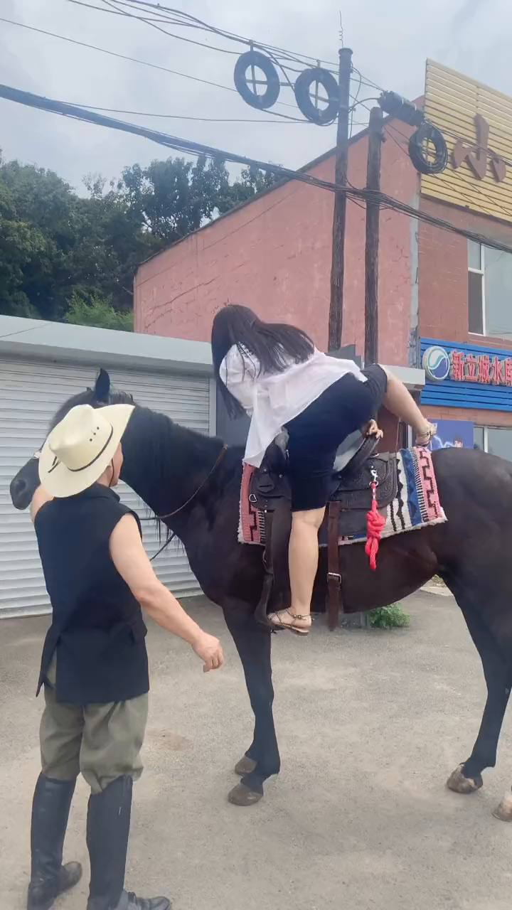 只有两道菜的菜馆,骑大马做沙雕再来一套保健操美食探店骑马鱼头
