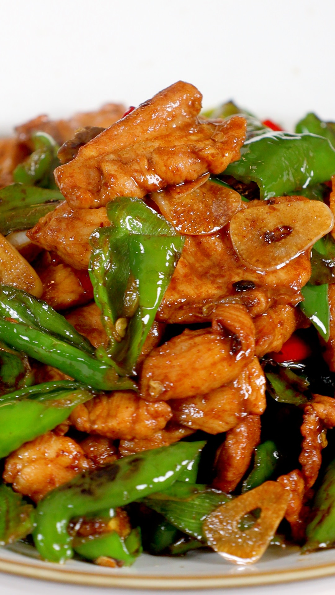 辣椒炒肉是先炒辣椒还是先炒肉