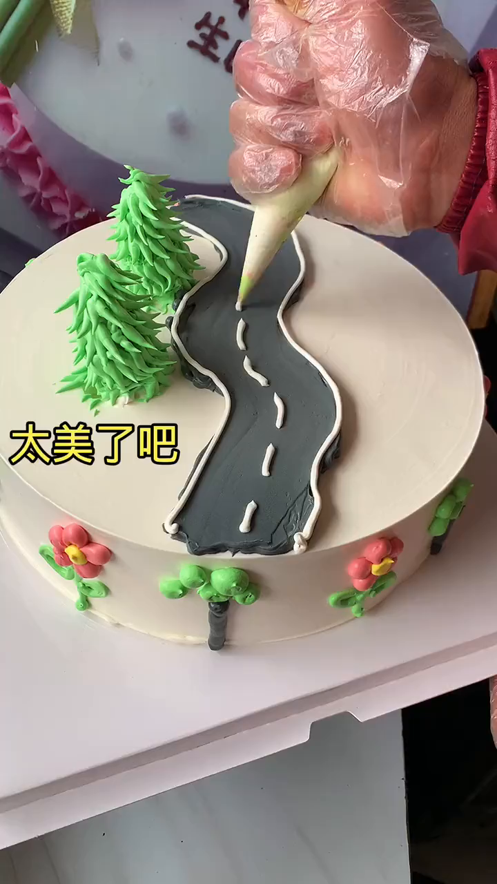 创意蛋糕制作,你猜猜是男孩还是女孩过生日呢?