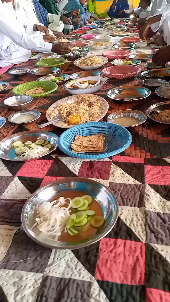 传统的巴餐蔬菜都是吃生的,一些饼和米饭其它大多都是些蘸料记录真实生活农村生活美食巴基斯坦民