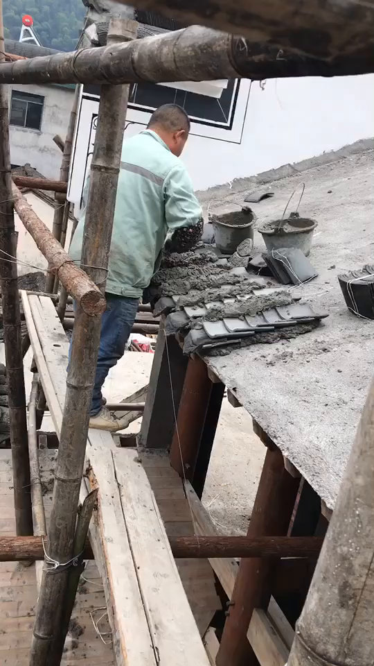 砖匠也开始上瓦了,传统徽派建筑屋顶瓦片