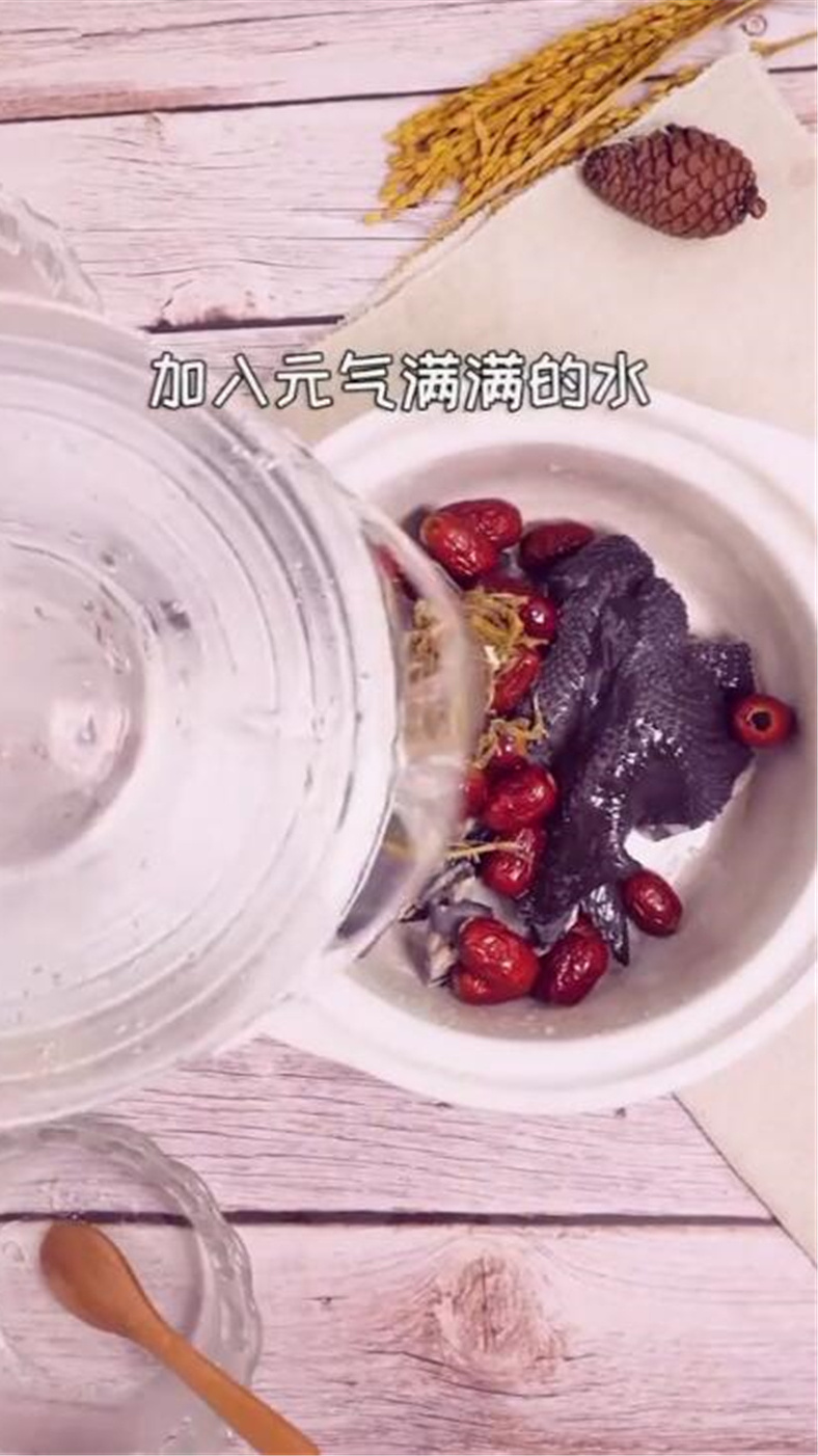 益母草红枣乌鸡汤,脸色红润顶呱呱,喜欢不妨试试哟