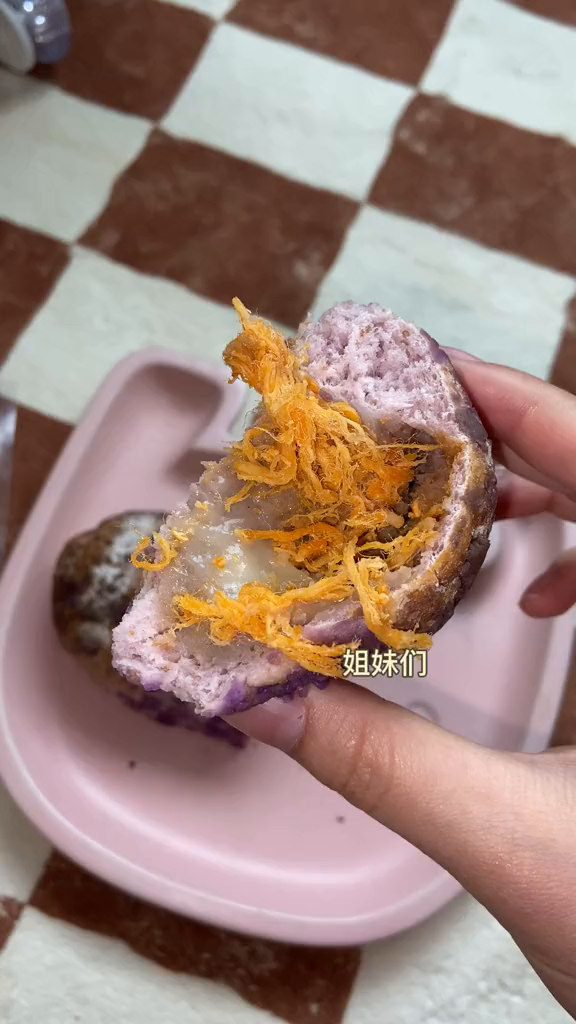 姐妹们咱就说这个麻薯芋泥肉松欧包来了!好好吃!热量也不高pdd好物分享
