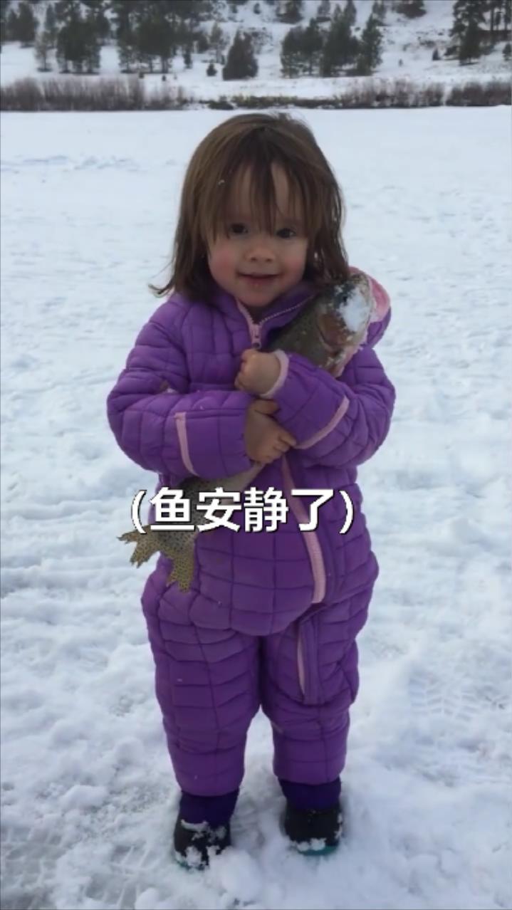 天真小女孩想要抱鱼,鱼儿在她怀里竟然放弃了抵抗,结局很温馨