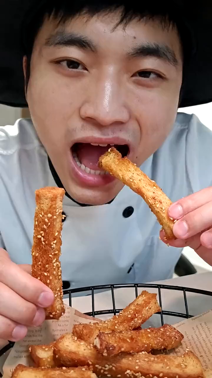 空气炸锅就能做的咔次脆蜂蜜吐司条,拿来做下午茶真滴美滋滋儿~