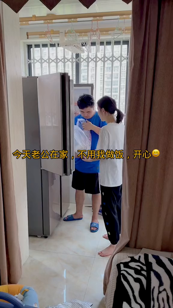 今天老公在家做饭带俩孩子