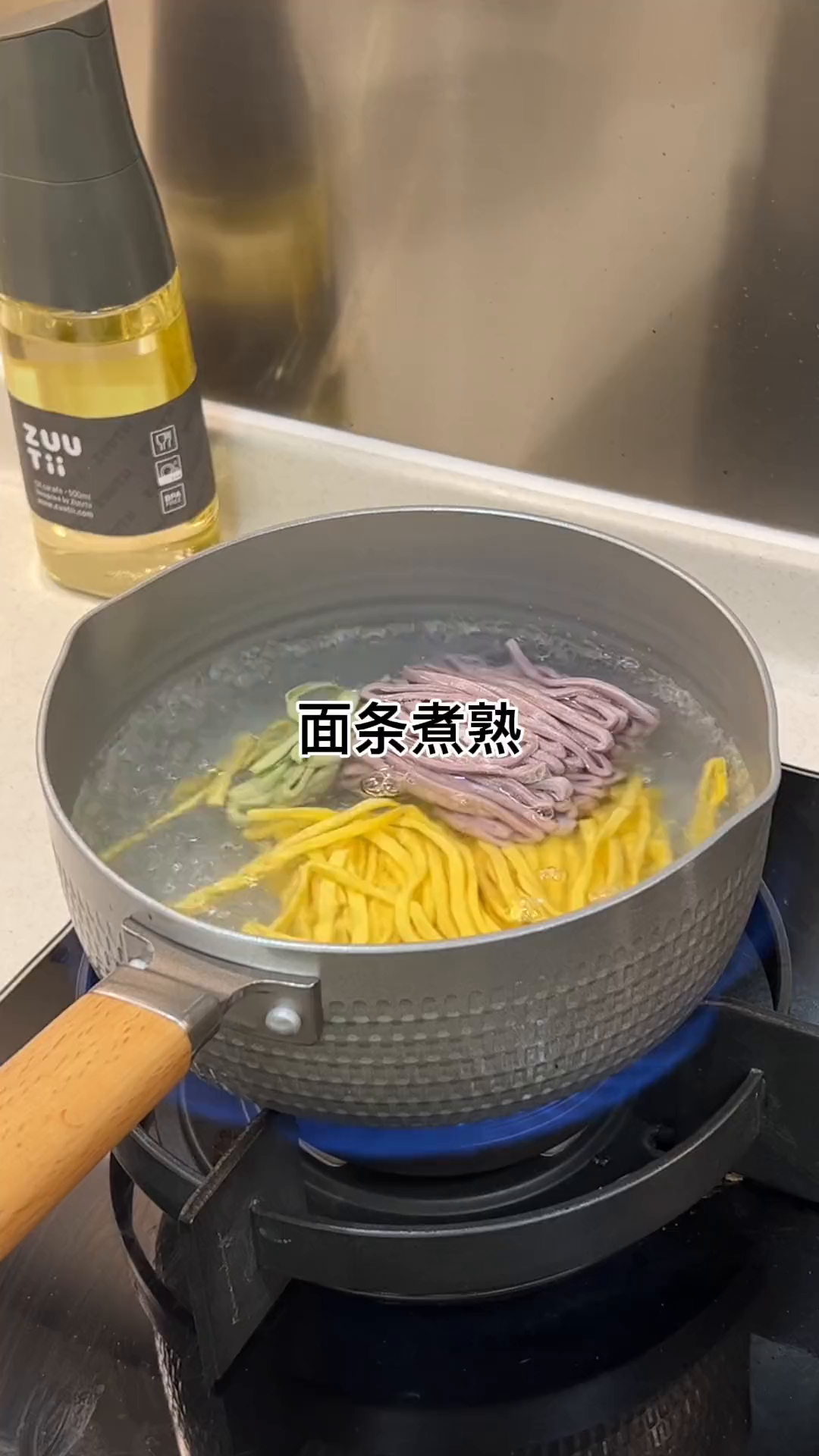 洋葱肉末番茄鸡蛋面～宝宝能炫一大碗～
