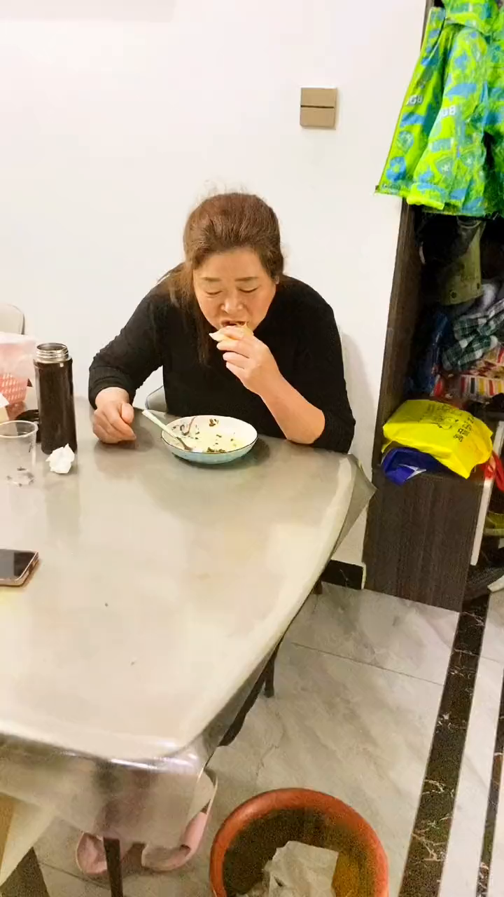 妈妈做的外婆菜绝了,里面有肉丁还有春天新鲜的蒜苔