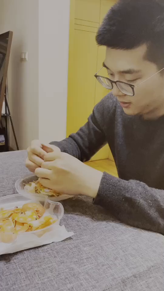 给老婆剥虾的男人是最帅的!