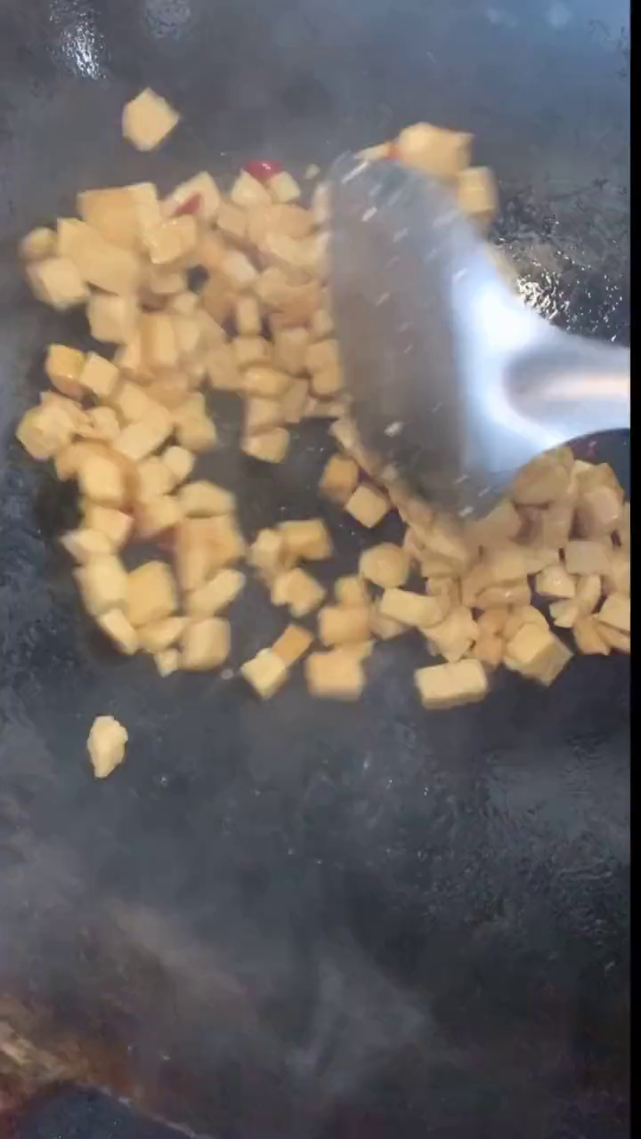 地里取最鲜嫩的茼蒿,加上一块嫩豆腐,能不香么!