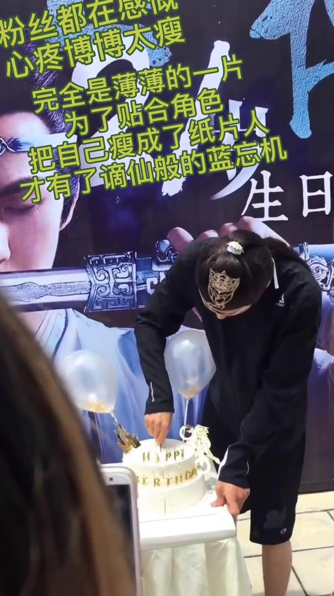 王一博杀蛋糕太好笑了,小宝连手上的奶油都要舔干净,真的是一点也不浪费!
