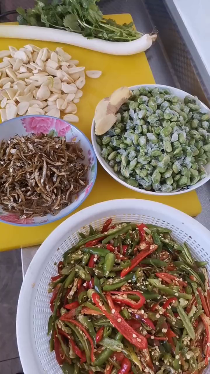 老乡订家乡特产菜小鱼辣椒炒好了,我先卷块煎饼吃