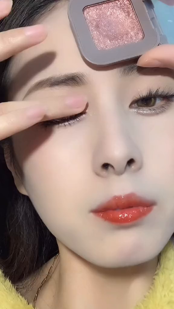 画淡妆必备的颜色,简单又百搭,新手也能一看就会眼影化妆教程