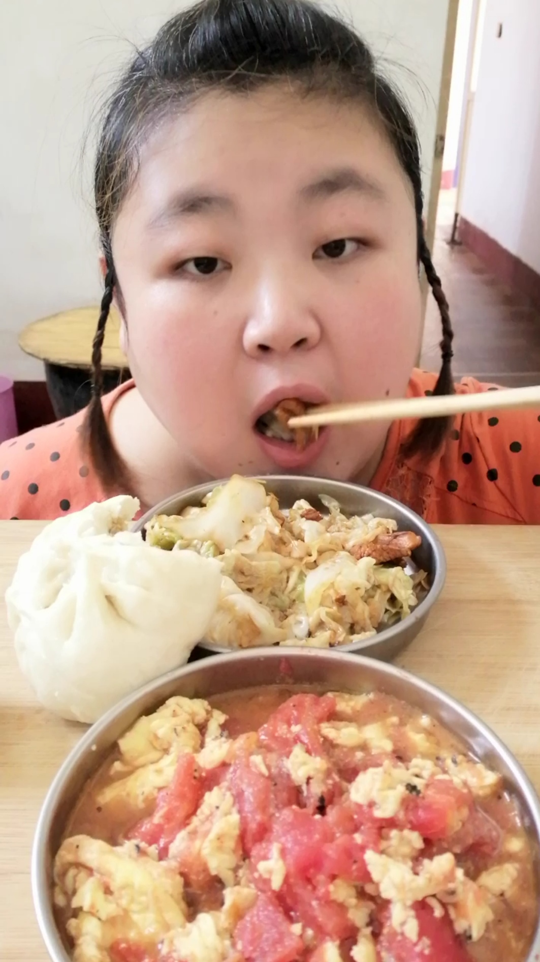 胖胖简简单单的一顿午饭,西红柿炒鸡蛋和洋白菜