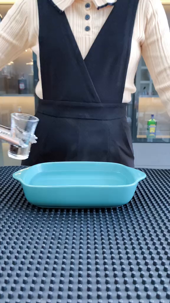 你们要的热饮来啦,这是我最喜欢的鸡尾酒之一