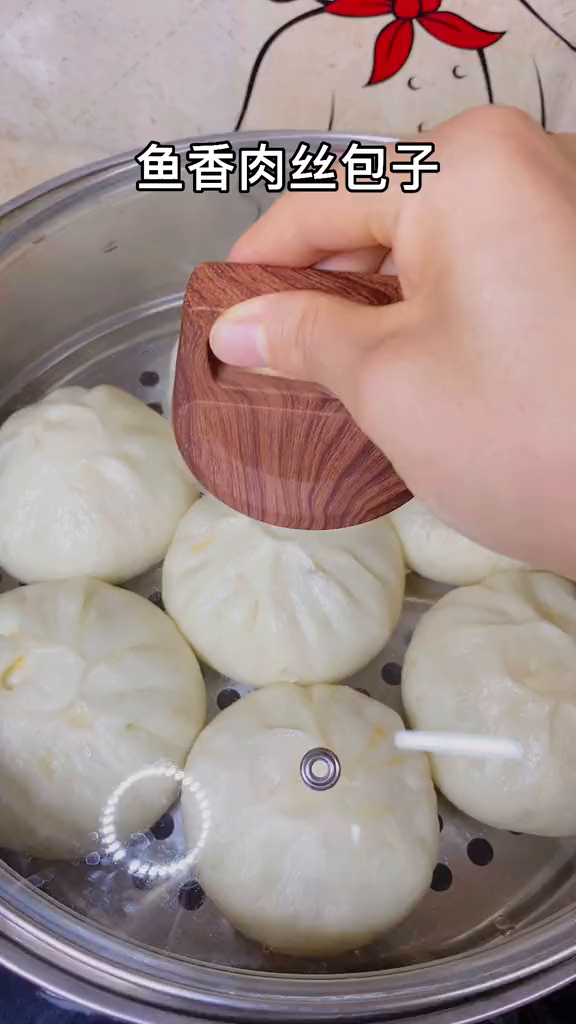 今天做了一锅鱼香肉丝包子