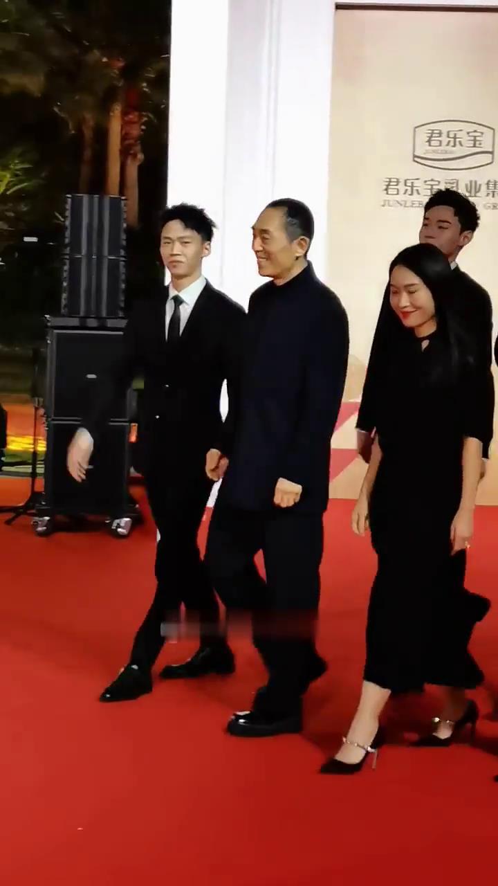 张艺谋带领狙击手剧组亮相金鸡奖,大佬与保镖天团既视感有了啊,超霸气!