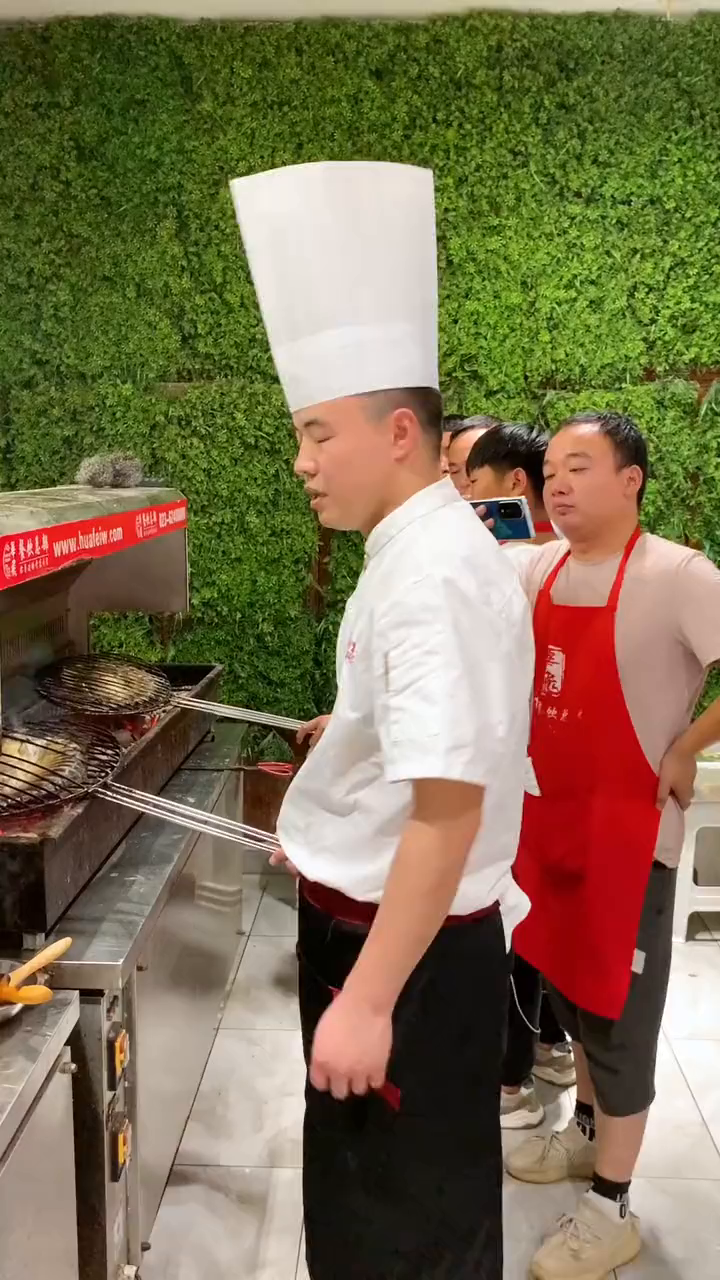 烤鱼怎么做?看完这个视频你就知道!