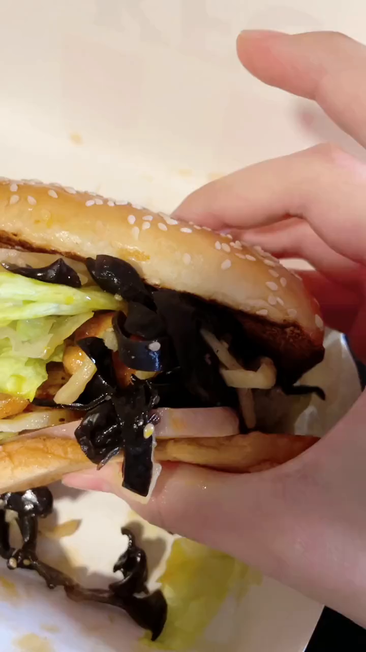 肯德基新品麻辣香锅双层鸡腿堡来了挺好吃的我喜欢!