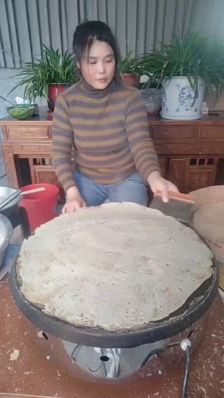 家乡的特产,手工大煎饼焦黄酥脆,麦香味十足,真是太香了