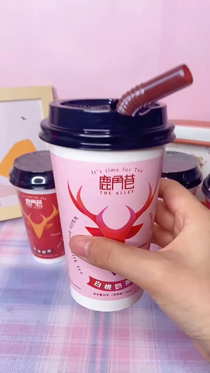 奶茶你一定喝过吧,那这种可爱杯装的鹿角巷奶茶呢!一起来尝尝吧