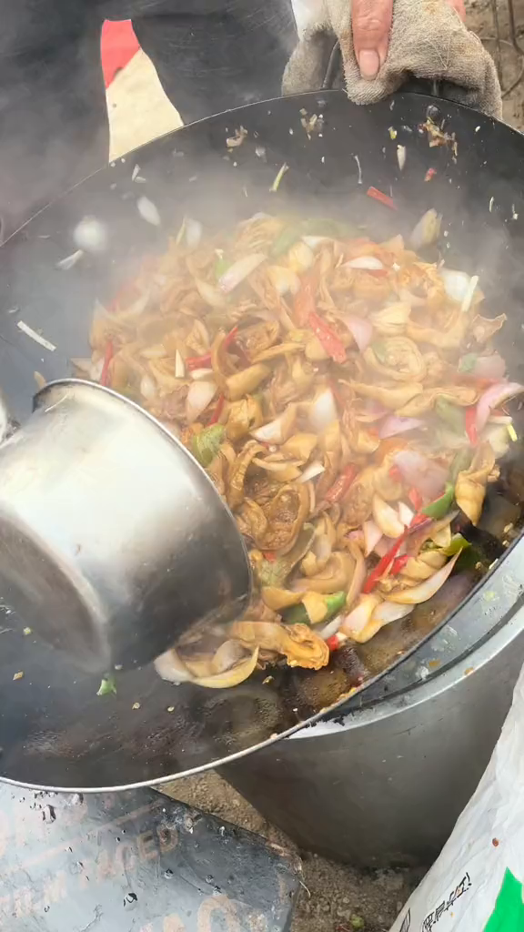 大席菜爆炒肥肠这道菜真实绝门了爱吃的这满满一盘都不够吃