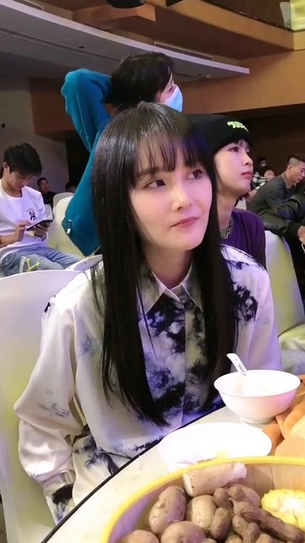 赵本山女儿跟好友聚餐,桌上的多宝鱼和佛跳墙都没人动,球球越长越漂亮了啊!