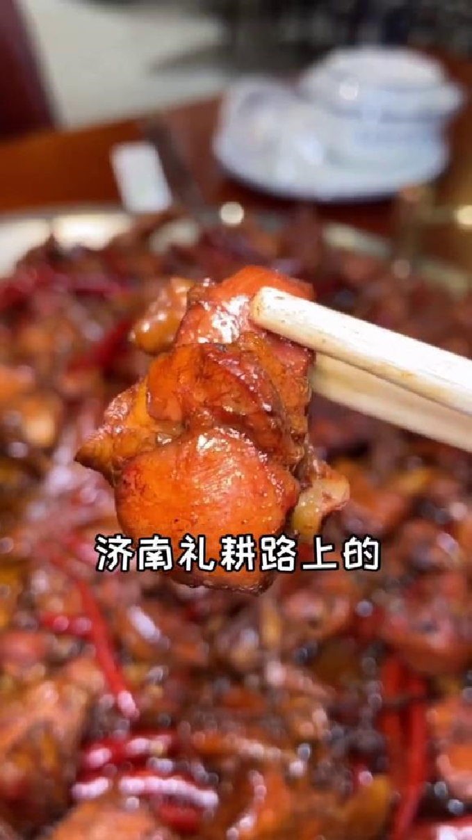 一家专门做辣椒炒鸡的小店,趁热吃起来又麻又辣,太香了