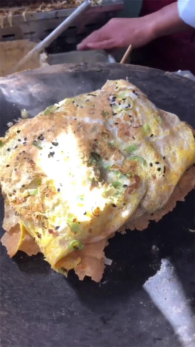 一家开了21年的煎饼果子店,吃起来有一股葱香味,味道很不错