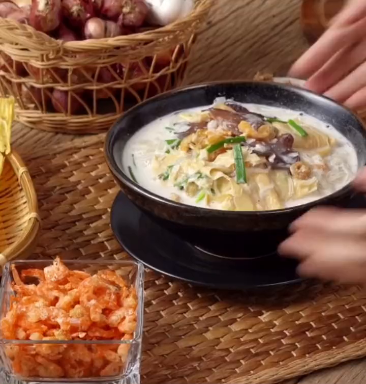 泰国椰汁虾酱粉丝汤美食推荐官美食教程泰国小吃泰国