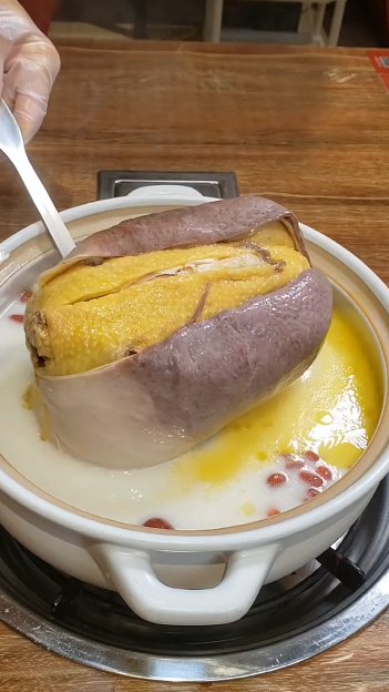 这就是陈大雷念念不忘的肚包鸡吗?切开的那一刻我馋了,真是色香味俱全