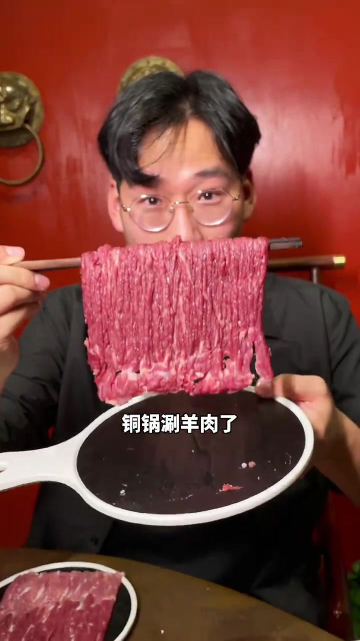 巨无霸铜锅涮羊肉,整个铜锅就是一张桌