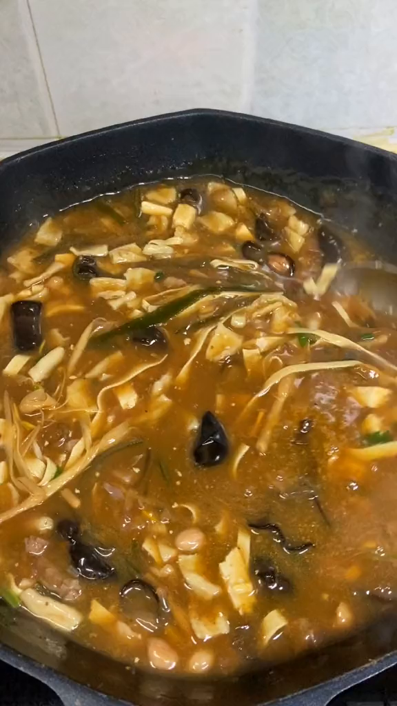 在家5分钟就能搞定一碗热腾腾的胡辣汤配上油条水煎包太绝了