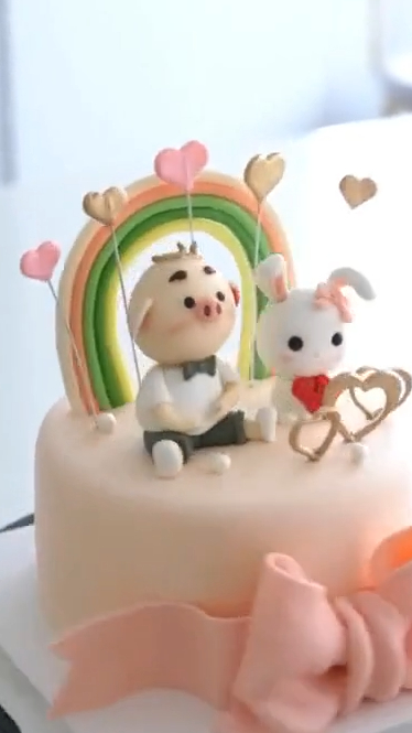 网红猪小P蛋糕,手工制作的玩偶和插件,淡奶油抹面