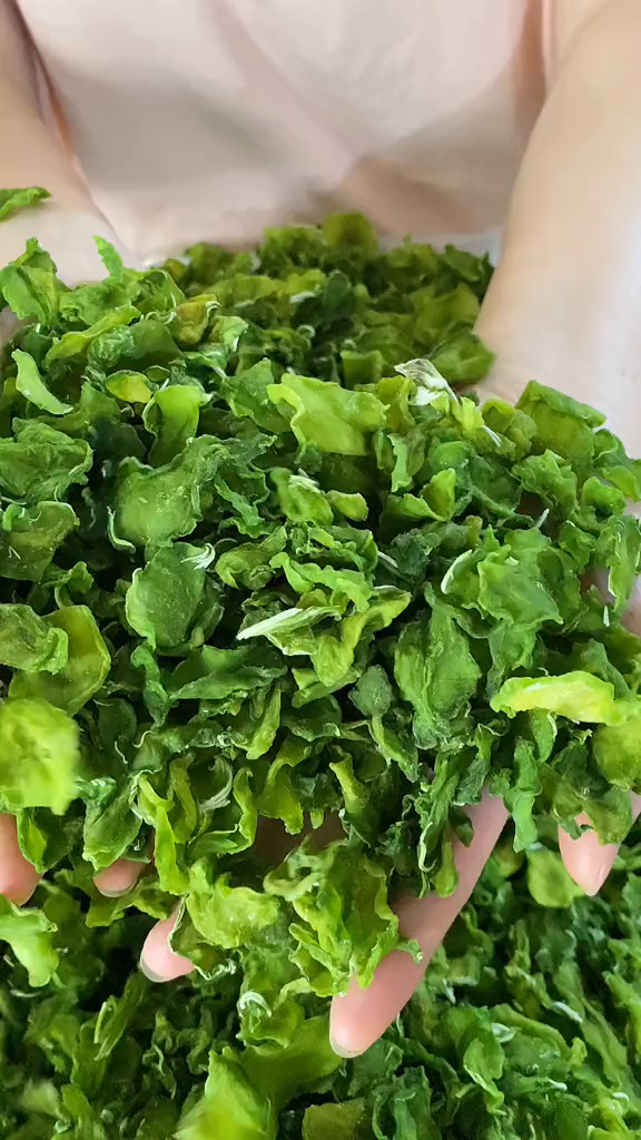 夏季天热没不想吃饭的,可以试一下嘎嘣脆的莴笋干,用水泡10分钟后即可凉拌也可以炒