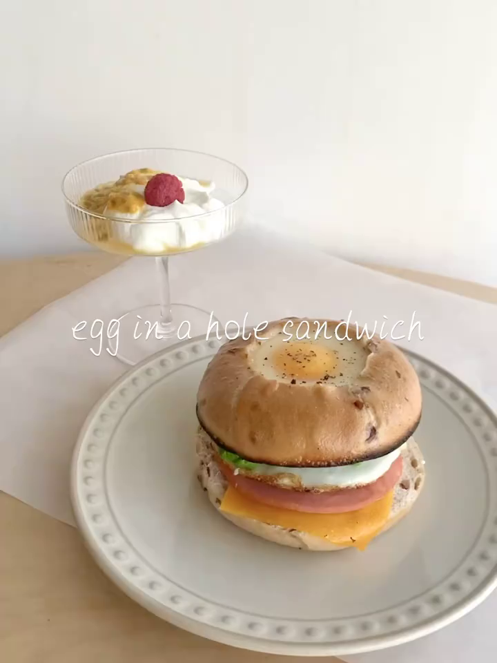 早餐|太阳蛋牛油果三明治(焦)&百香果酸奶