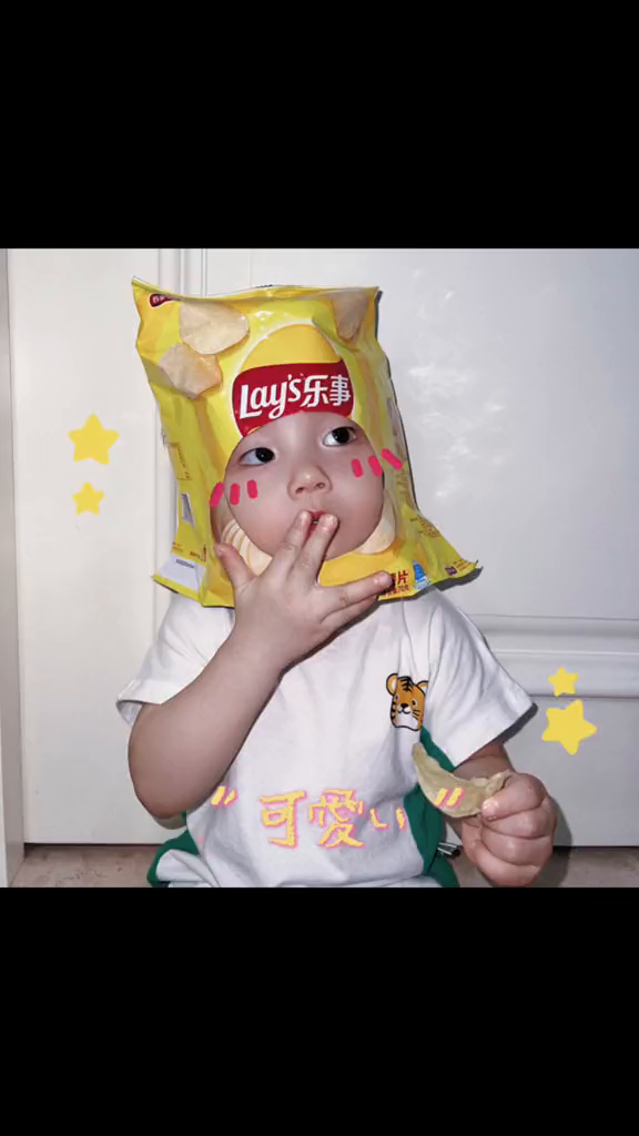 薯片袋子装的不一定是薯片也可能是个小可爱