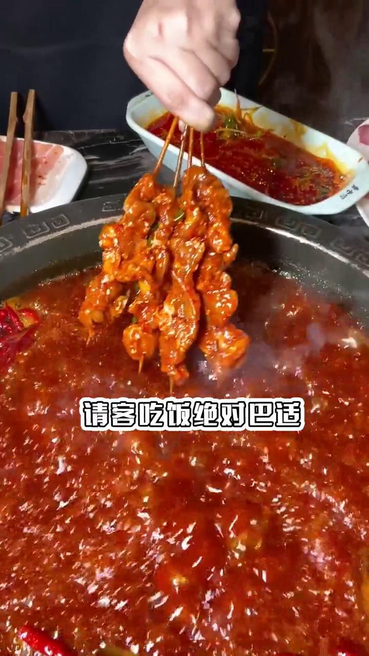 一口气开了四家的火锅店,这家的鸭肠比人还高,吃起来太爽了